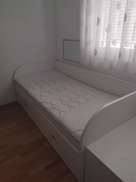 zatemnjena spalnica z otroško posteljo