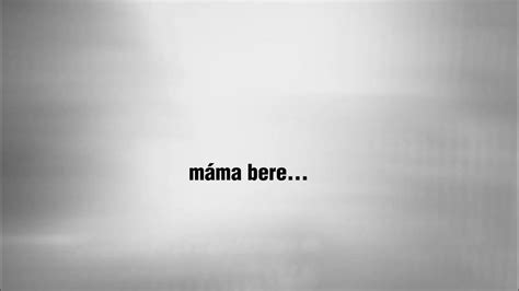 mama bere pravljico dojenčku