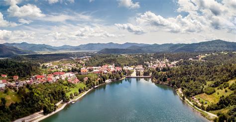 Panoramski pogled na Kraško planoto, kjer nastaja pršut