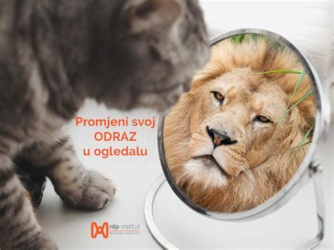 Dojenček gleda svoj odraz v ogledalu