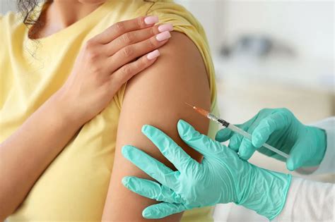 Infografika, ki prikazuje sezonske vrhove gripe in priporočeni čas cepljenja