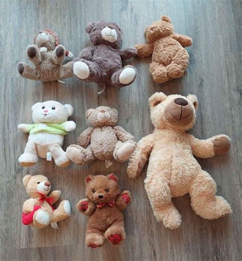 Različni plišasti medvedki za otroke