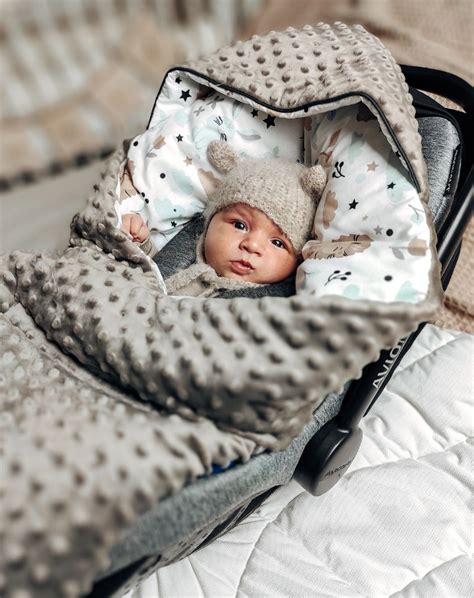 Prikaz pravilnega pripenjanja otroka v lupinico z merilom enega prsta