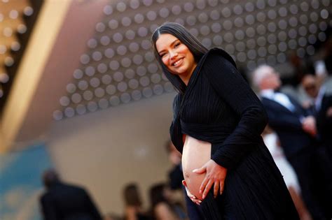 Srečna nosečnica v elegantni nosečniški obleki