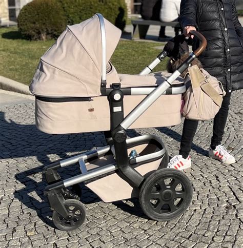 eleganten voziček s previjalno torbo