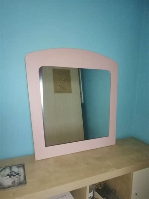 dojenček, ki se gleda v otroško ogledalo