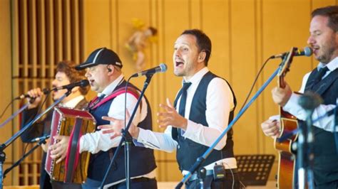 Slovenski glasbeniki na odru