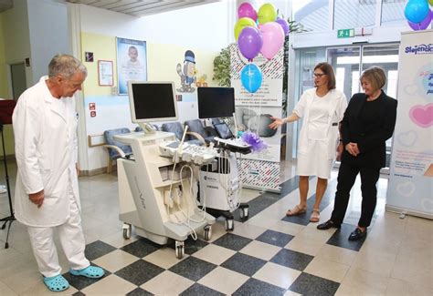 Ultrazvočni aparat med pregledom jajčnikov