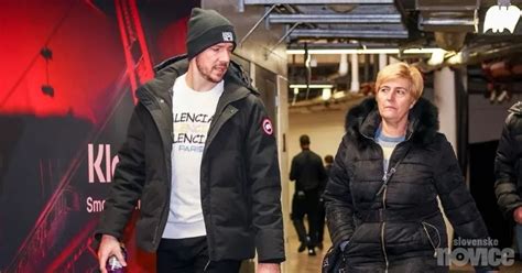 Otrok v objemu staršev