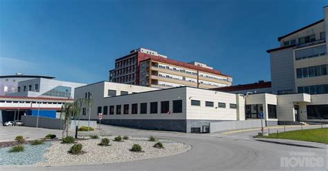 Simbolični prikaz kirurškega posega v bolnišnici