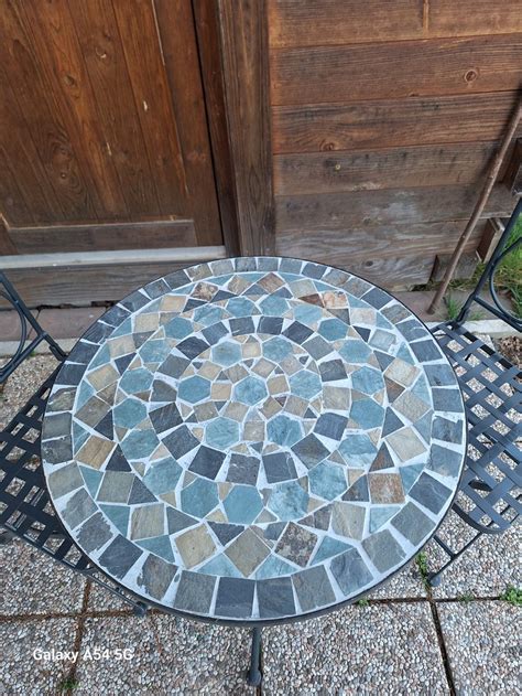 Fotografija nosečniškega testa z dvema rožnatima črticama