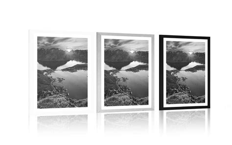 nosečnica v naravi med sončnim zahodom