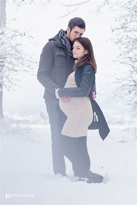 črno-bela nosečniška fotografija v studiu