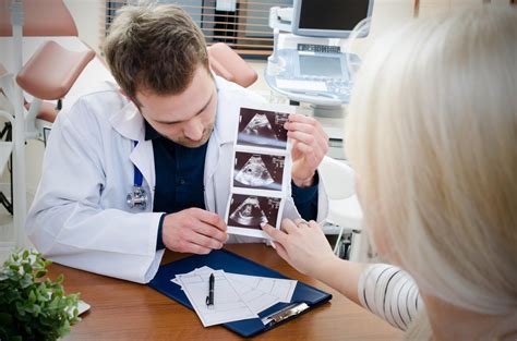 Ginekolog opravlja ultrazvočni pregled nosečnice