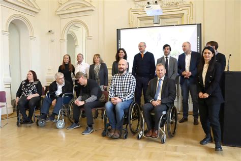 Ilustracija oseb z različnimi stopnjami inkontinence