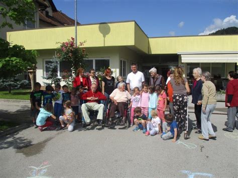 Otroci in starejši berejo skupaj
