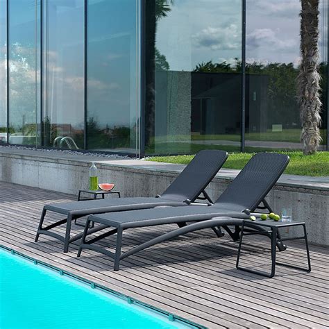 Vrtni ležalniki različnih stilov