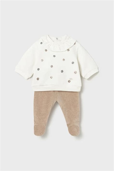 Ilustracija dojenčka v bež albumu z zlatimi detajli