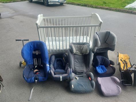 Ilustracija staršev, ki nakupujeta otroško opremo