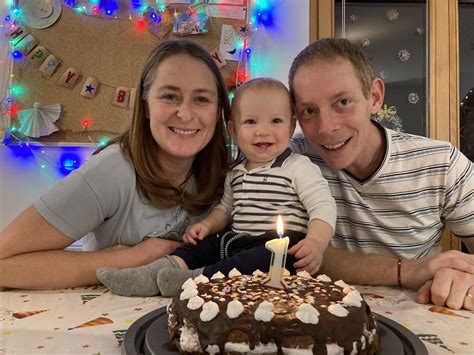 Ilustracija družine, ki se igra z dojenčkom