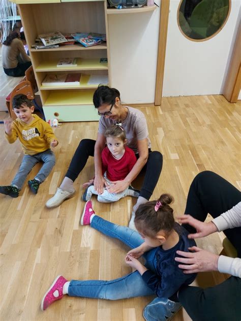 Dojenček izvaja gibalno vajo