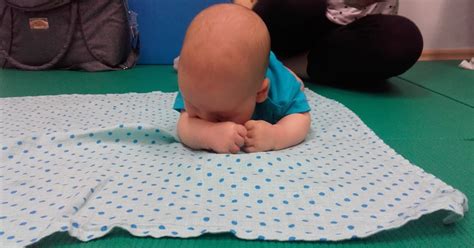 dojenček na trebuščku z dvignjeno glavo