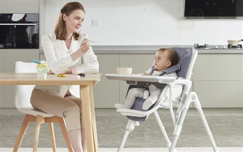 Otrok v stolčku za hranjenje