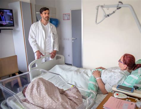 Pediater, ki pregleduje dojenčka