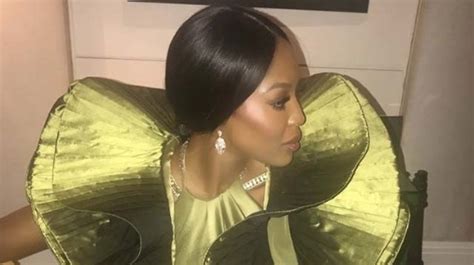 Beli cvet v laseh Naomi Campbell kot modni dodatek