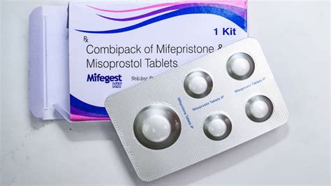 Diagram, ki prikazuje delovanje mifepristona in misoprostola pri medikamentoznem splavu.
