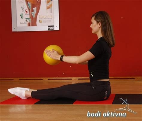 Nosečnica izvaja vaje s pilates žogo