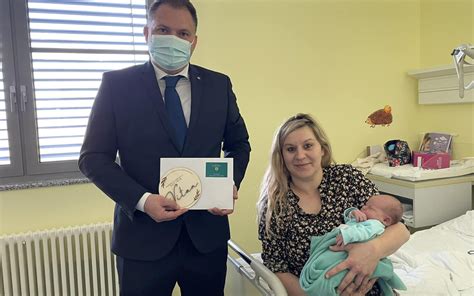 Ženska, ki neguje novorojenčka v bolnišnici