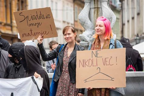 Ženska z rakom dojke, ki razmišlja o rekonstrukciji.