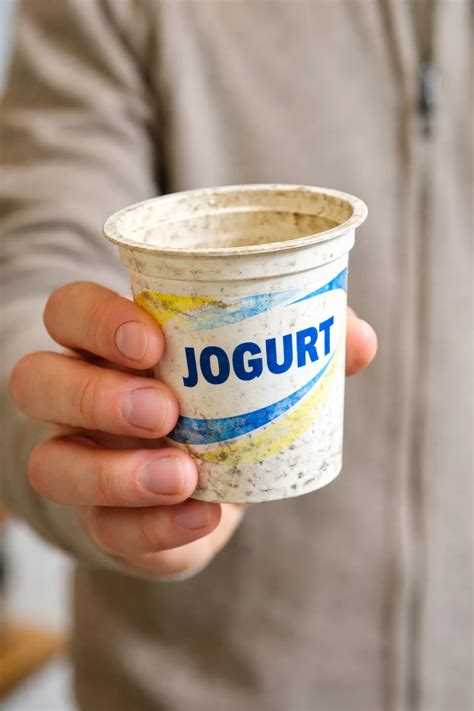 Slika jogurta in tampona z opozorilnim znakom