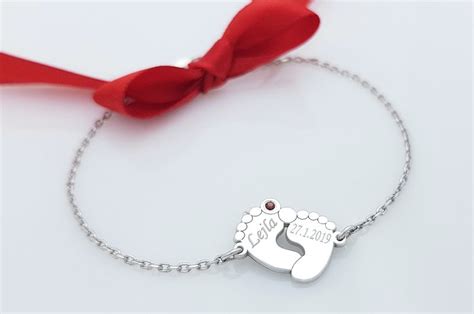 Simbolično upodobitev para, ki drži otroške nogice.