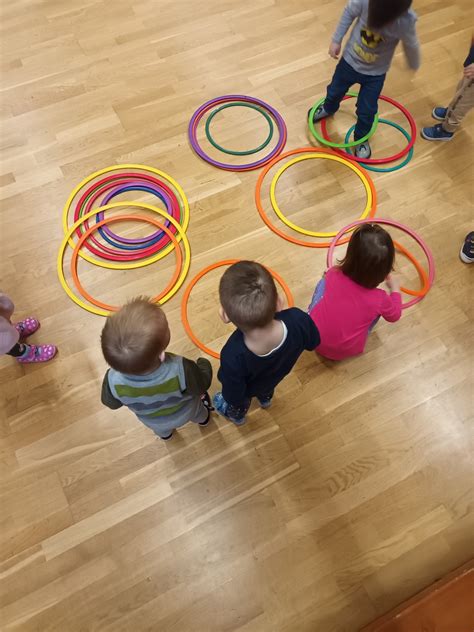 Skupina nosečnic na vodeni vadbi v telovadnici