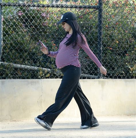 Ženska z opaznim nosečniškim trebuščkom v drugem trimesečju