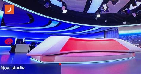 Televizijski studio z voditeljico