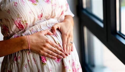 Ilustracija nosečnice z različnimi nosečniškimi težavami