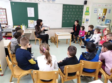 simbolična slika parov, ki se pogovarjata o porodu