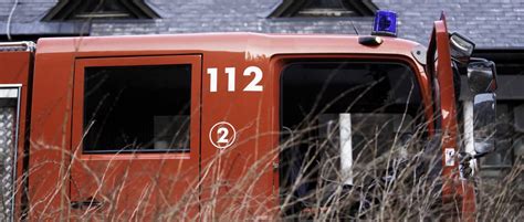 simbolična slika para, ki se pogovarjata preko video klica