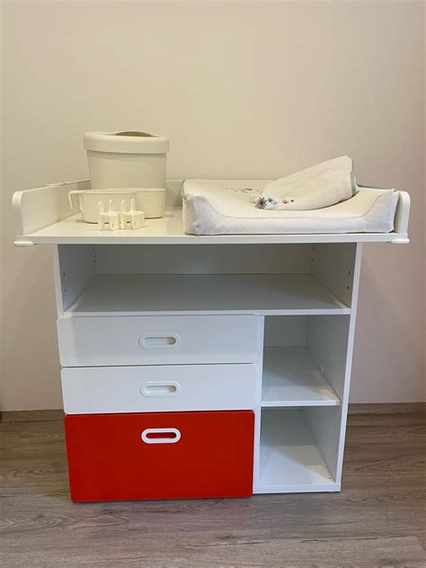 Ilustracija organizacije previjalne mize z dodatki