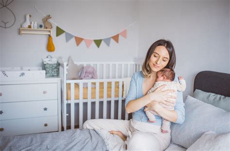 Mama uspava dojenčka v naročju