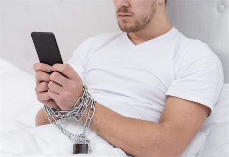 Oseba z mobilnim telefonom