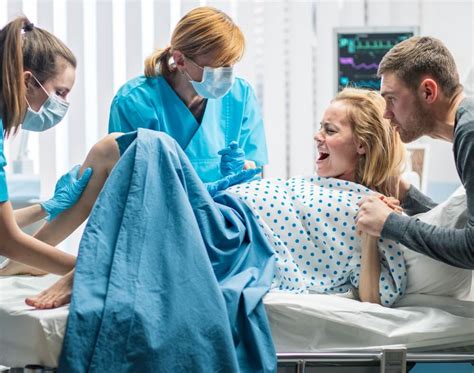 Ženska, ki se sprošča ob poslušanju glasbe med porodom