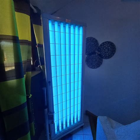 Dojenček pod modro lučjo za fototerapijo