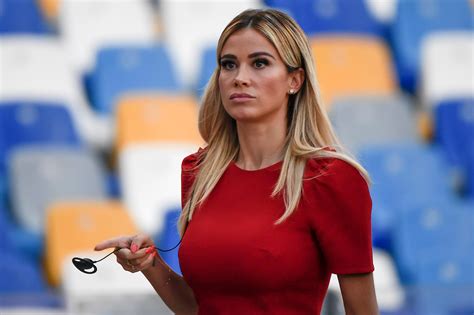 Nosečnica ponosno kaže svoj nosečniški trebušček