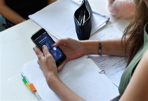 Nosečnica uporablja mobilni telefon