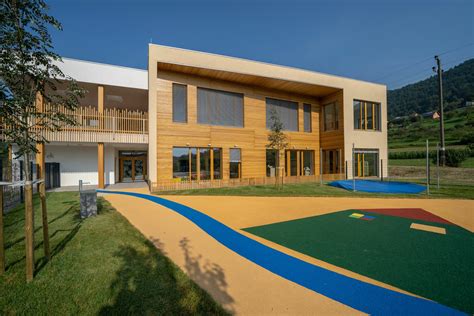 Švicarski vrtec z otroki