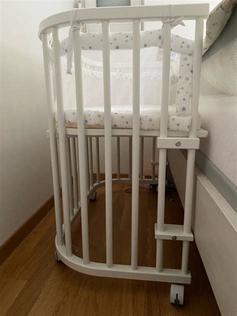 obposteljna posteljica pritrjena na posteljo staršev